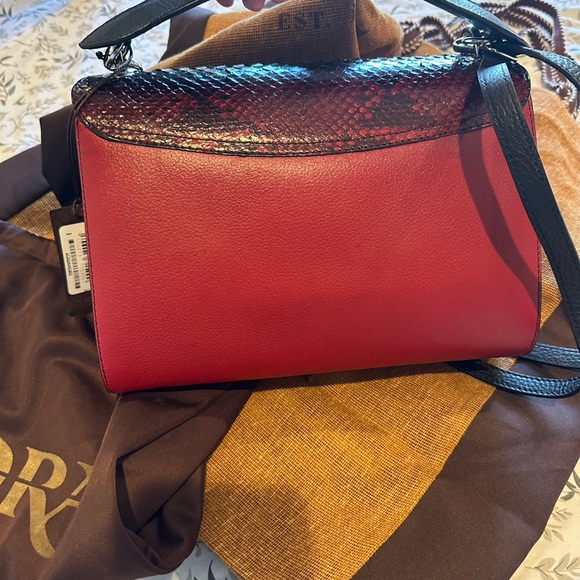 Cuadra Red and Black Crossbody Bag with Modern Design - Picture 3 of 4